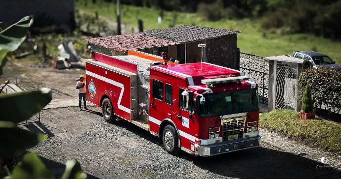 autobomba y manejo de mangueras en entrenamiento de brigadas