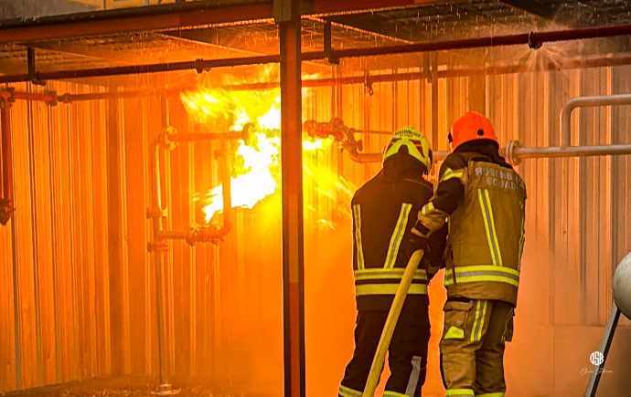 brigada industrial entrenando con fuego real en Manta